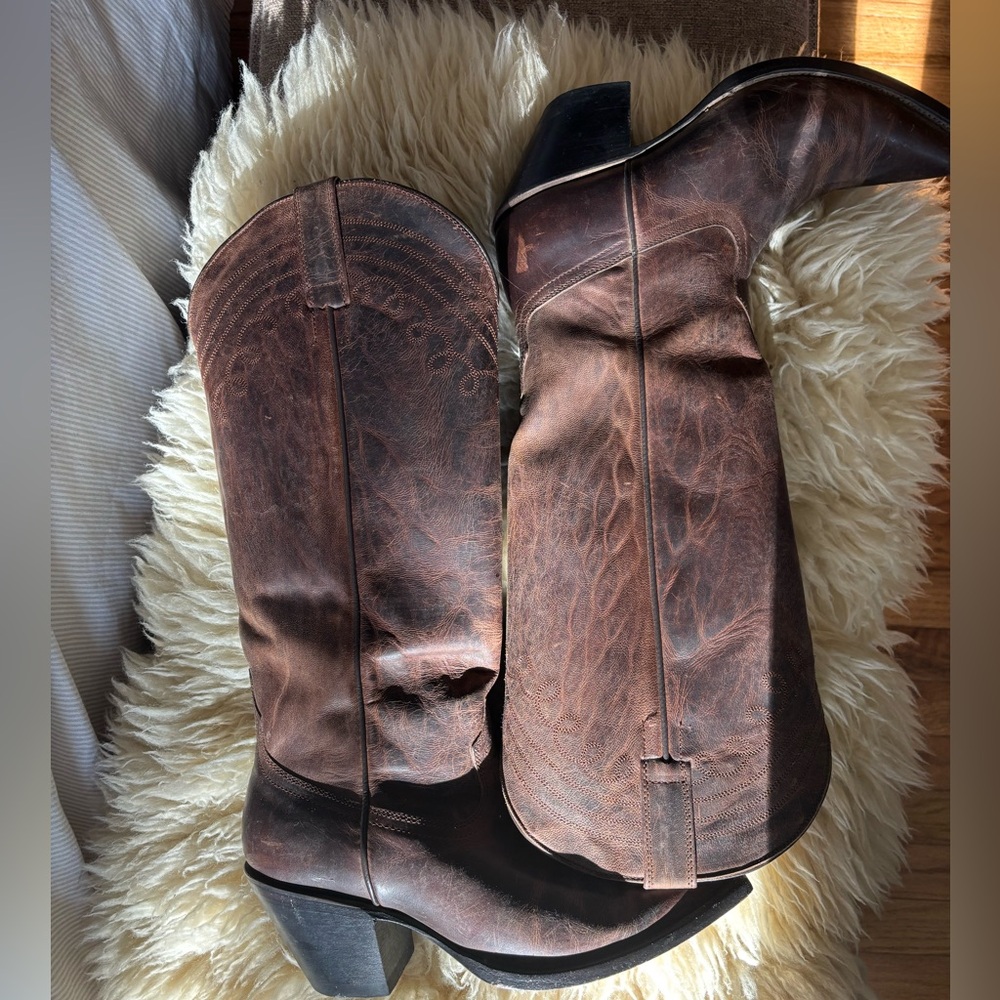 Shyanne cowboy boots, great condition!